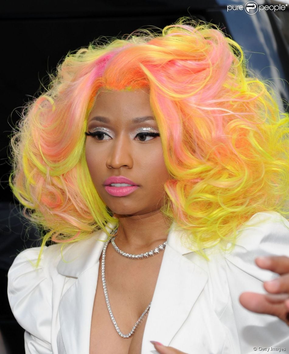 Nicki Minaj é outra celebridade que muda bastante os cabelos e adora uma peruca