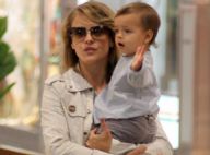 Juliana Silveira brinca com o filho, Bento, em shopping do Rio