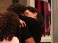 Grávida, Deborah Secco vai à loja de bebês e beija o noivo, Hugo Moura, no Rio