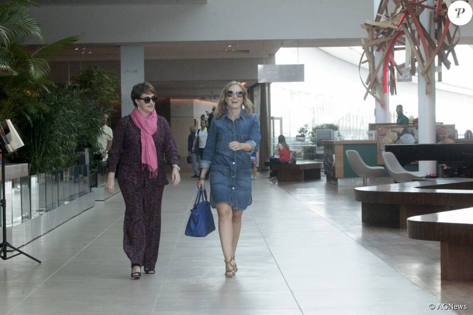 Angélica almoçou com o diretor do seu programa, Jorge Espírto Santo, e o diretor devariedades da Globo, Ricardo Waddington, no Shopping Village Mall nesta sexta-feira, 07 de agosto de 2015