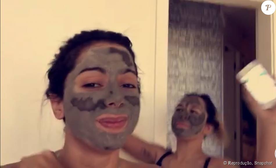 Anitta e Juliana de Paiva, amiga com quem mora, dançam, enquanto cuidam da pele