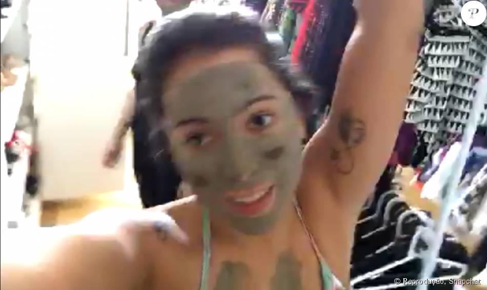 Com o rosto verde, Anitta acordou animada e começou a dançar