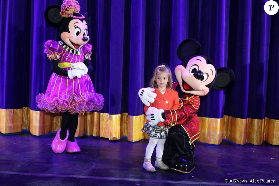 Eva, filha de Luciano Huck e Angélica, tirou foto com Mickey na estreia do musical &#039;Disney Live! O Caminho Mágico de Mickey &amp;amp; Minnie&#039;, na noite desta quarta-feira, 12 de agosto de 2015
