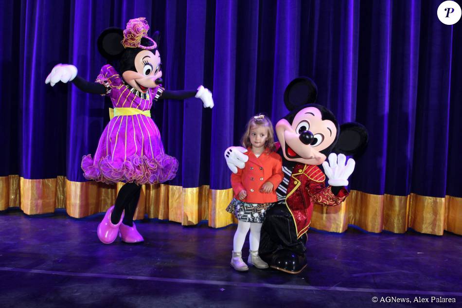 Eva exibiu toda sua fofura ao escolher um casaquinho vermelho e saia estampada na estreia do musical &#039;Disney Live! O Caminho Mágico de Mickey &amp;amp; Minnie&#039;