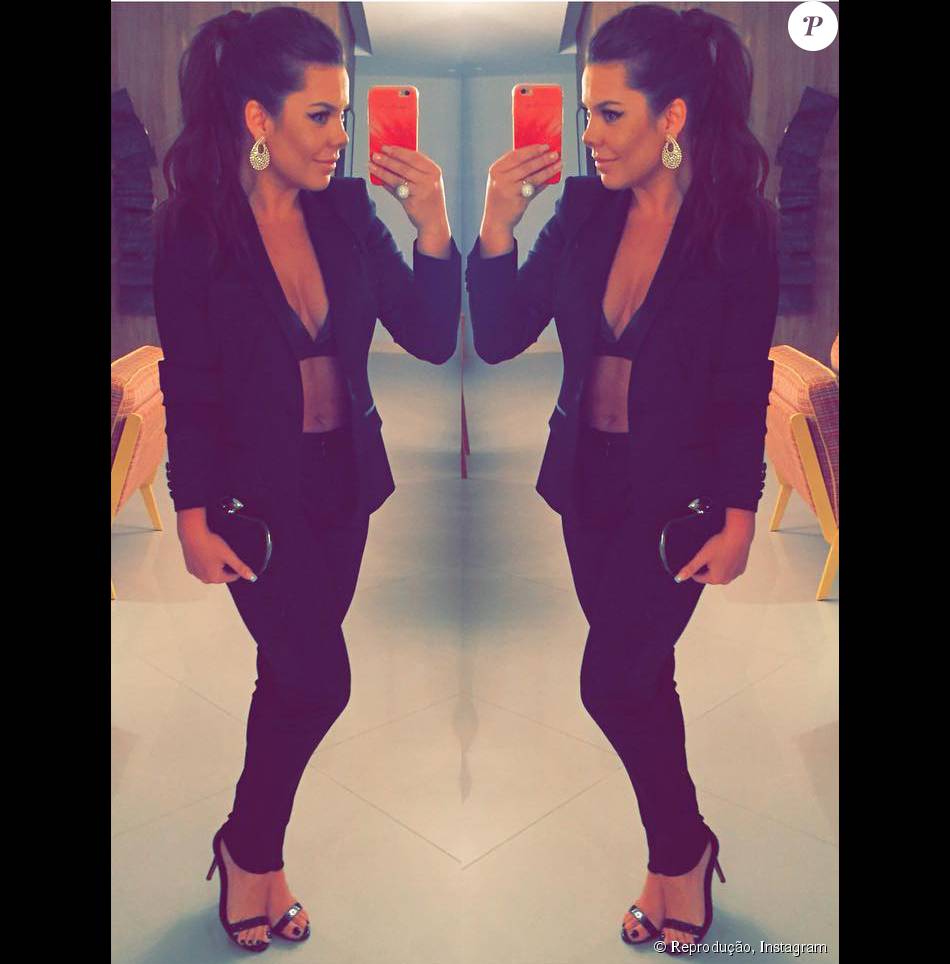 Fernanda Souza foi ao Prêmio Multishow 2015 usando terninho feito sob medida pelo estilista Ricardo Almeida e completou o look com clutch DVF e sandálias Saint Laurent
