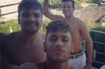 Sem camisa, Neymar e amigos curtem a nova casa do jogador na Espanha