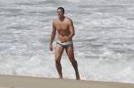 Reynaldo Gianecchini, de sunga, mostra boa forma em praia carioca