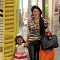 Samara Felippo, grávida de dois meses, passeia com filha em shopping