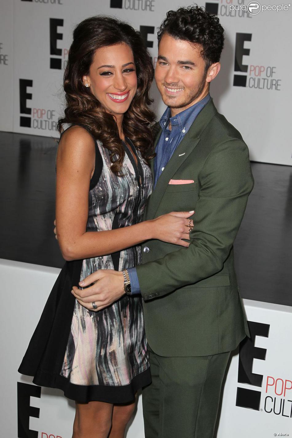 Danielle Jonas e Kevin Jonas vão ter um filho. A mulher do cantor exibiu a primeira imagem do rostinho do bebê em 6 de agosto de 2013