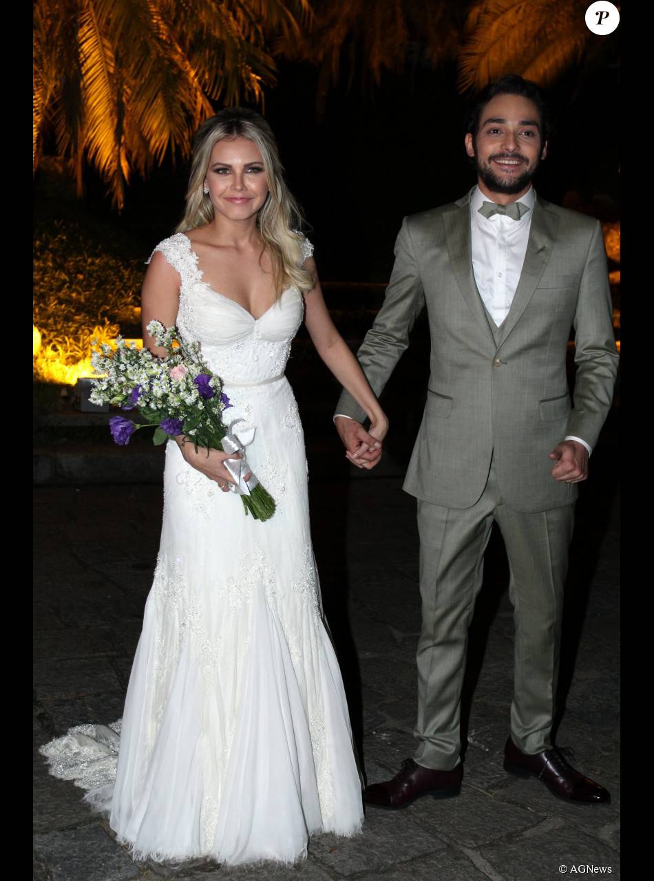 Para se casar com o humorista Eduardo Sterblitch, a atriz Louise D'Tuani usou um vestido bordado com cerca de 5 mil pérolas naturais, do estilista Samuel Cirnansck, em 1º de julho de 2015
