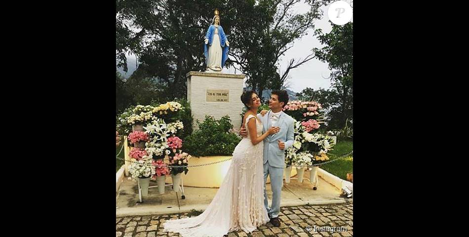 Grávida de seis meses, Sophie Charlotte se casou com Daniel de Oliveira em 6 de dezembro de 2015, na Igreja de São Francisco Xavier, em Niterói, no Rio de Janeiro