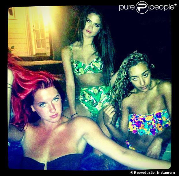 Selena Gomez se  divertiu com as amigas em uma festa na piscicina antes de iniciar a turnê 'Stars Dance World Tour'