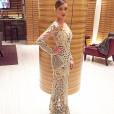 Adriana Birolli esbanjou elegância na entrega do Emmy usando um modelo de Fabiana Milazzo, todo bordado com predarias e que pesava cerca de 10 kg