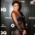 Fernanda Paes Leme em um modelo ousado de renda com detalhes em tela e plumas