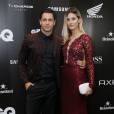 A atriz Taianne Raveli, acompanhada do namorado, Rainer Cadete, posa em modelo longo com detalhes em tule e paetê