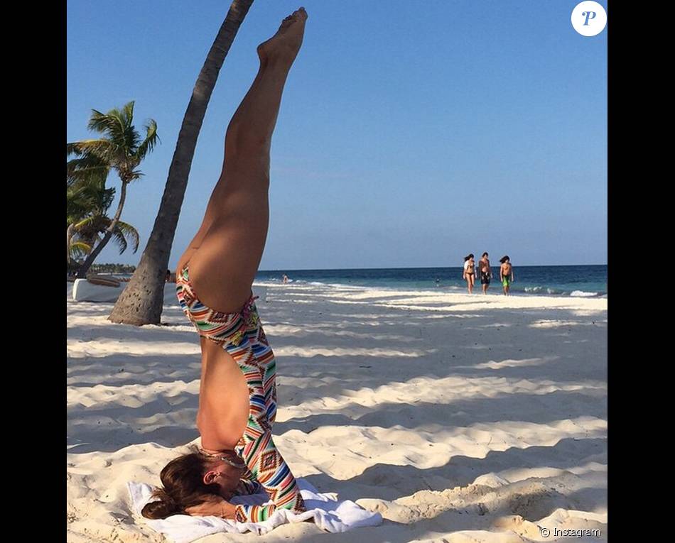 De ponta-cabeça, Giovanna Antonelli posa de maiô durante férias em março de 2015