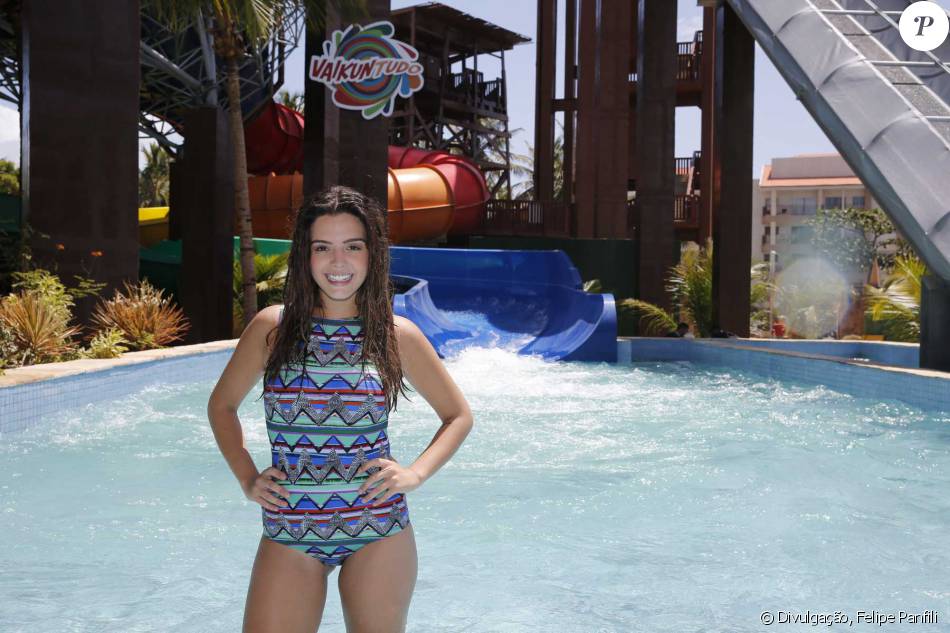 A atriz Giovanna Lancellotti apostou num modelo mais discreto e com estampas coloridas da marca Cia Marítima para curtir um dia no Beach Park, em Fortaleza