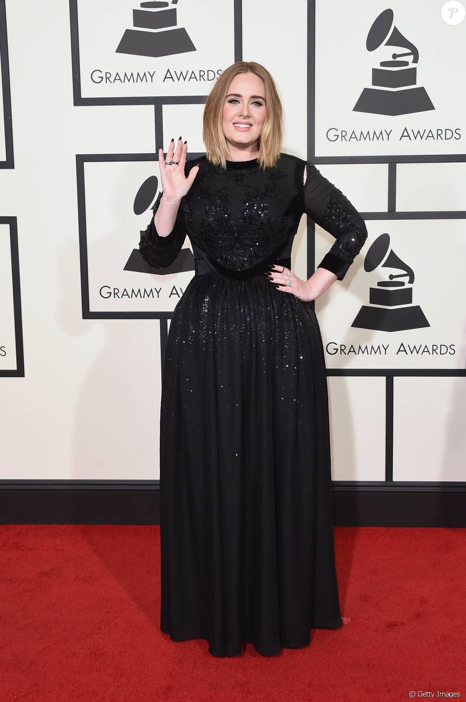 Adele apostou em vestido Givenchy preto com brilhos e joias Lorraine Schwartz para ir ao Grammy Awards, nesta segunda-feira, 15 de fevereiro de 2016