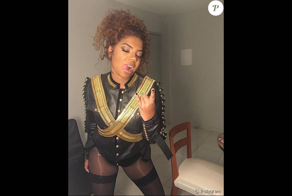 Ludmilla surgiu com os cabelos castanhos, longos e encaracolados em foto postada no Instagram, na noite da sexta-feira, 8 de abril de 2016