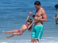 Cauã Reymond se diverte com a filha, Sofia, em dia de praia no Rio. Veja fotos!