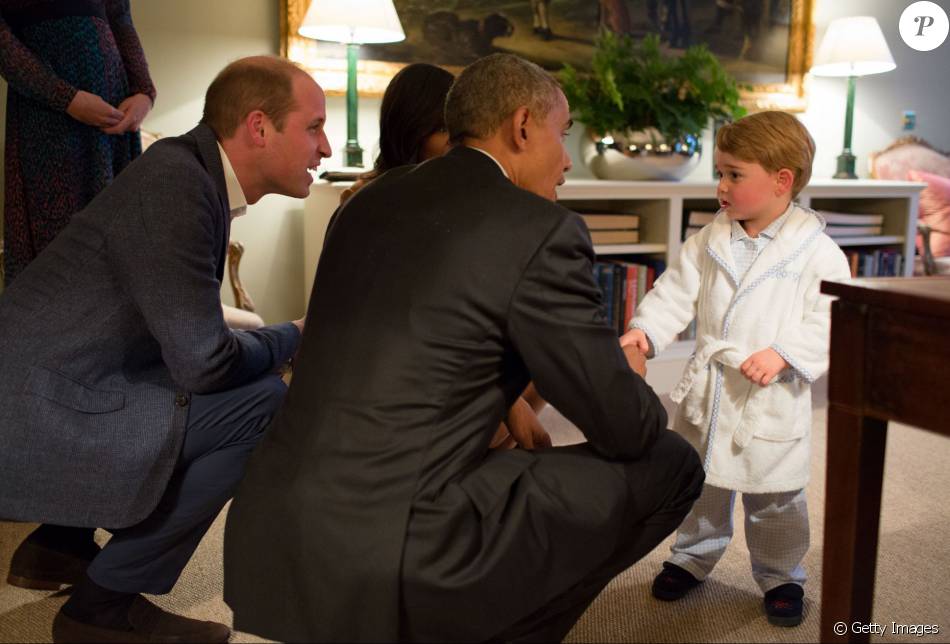 Príncipe George encontrou com Barack Obama nesta sexta-feira, 22 de abril de 2016. O presidente dos EUA se abaixou ao lado de William e Michelle para falar com o filho mais velho do príncipe William