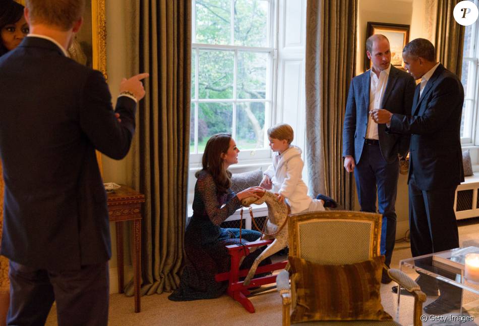 Em uma segunda foto, William e Obama conversam enquanto George brinca em um cavalinho de madeira e presta atenção a algo que sua mãe, Kate Middleton, diz a ele