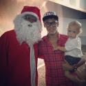 Neymar e o filho, Davi Lucca, comemoram Natal com visita do Papai Noel