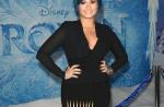 Demi Lovato participa da pré-estreia do filme 'Frozen' nos Estados Unidos