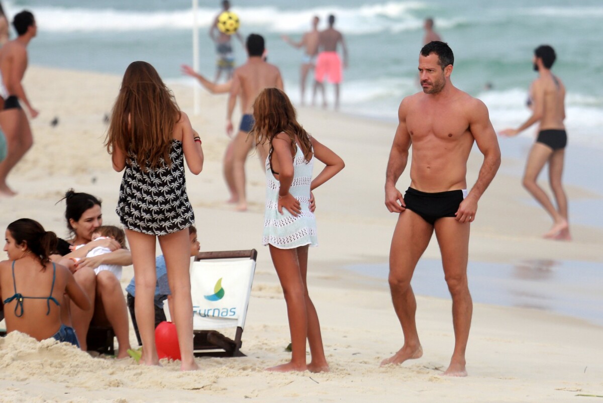 Foto Malvino Salvador Curtiu A Praia Mulher E Exibiu Boa Forma