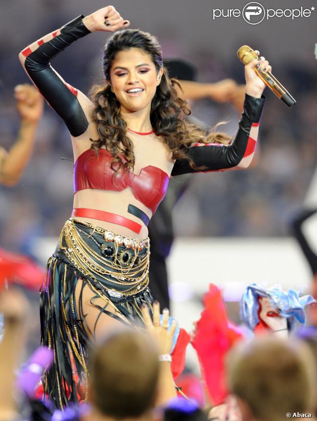 Selena Gomez usa roupa de couro justa durante apresentação no intervalo no intervalo da partida de futebol americano entre Oakland Raiders e Dallas Cowboy, no Texas, em 28 de novembro de 2013