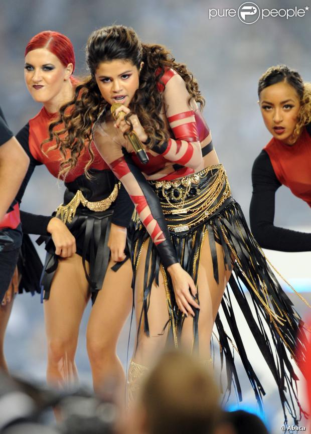Selena Gomez usa roupa de couro justa durante apresentação no intervalo no intervalo da partida de futebol americano entre Oakland Raiders e Dallas Cowboy, no Texas, em 28 de novembro de 2013
