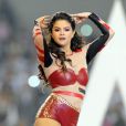 Selena Gomez usa roupa de couro justa durante apresentação no intervalo no intervalo da partida de futebol americano entre Oakland Raiders e Dallas Cowboy, no Texas, em 28 de novembro de 2013