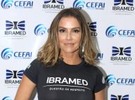 Deborah Secco posa com fãs e causa tumulto ao chegar à feira de beleza, em SP