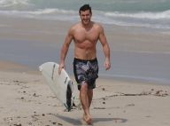 Klebber Toledo exibe corpo sarado ao surfar na praia da Barra, no Rio. Fotos!
