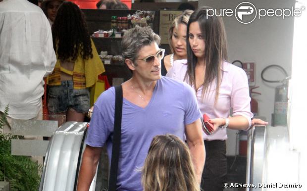 Reynaldo Gianecchini é flagrado no shopping Fashion Mall, na Zona Sul do Rio de Janeiro, em 4 de janeiro de 2014