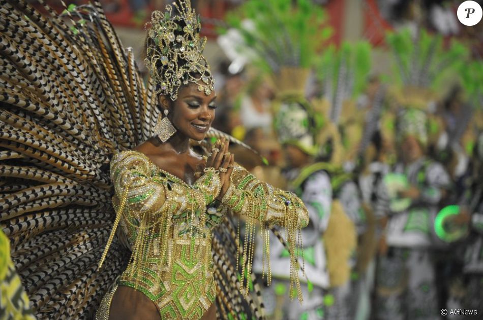 'Enquanto 2018 não vem, eu ainda sou a rainha de vocês, e é como rainha que eu darei todo o meu samba e a minha alegria para representá-los nesse último ano', declarou Cris Vianna