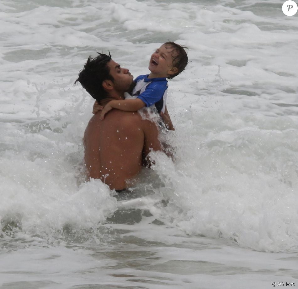 Felipe Simas curtiu o final da tarde deste sábado, 26 de novembro de 2016, na companhia do filho, Joaquim, na praia da Barra da Tijuca, no Rio