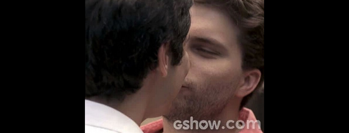 Foto Félix Mateus Solano e Niko Thiago Fragoso são o primeiro casal gay a se beijar numa