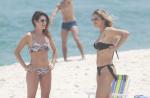 De biquíni, Fernanda Paes Leme e Flávia Alessandra gravam 'Salve Jorge' na praia