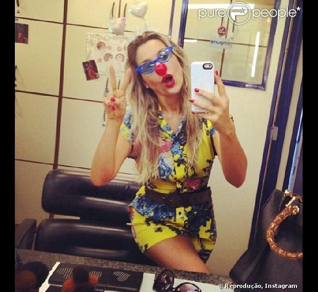 Flávia Alessandra entrou na folia dentro do Projac; a atriz gravou no sábado de Carnaval