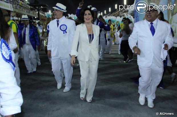 Gloria Pires desfila pela Portela na Marquês de Sapucaí na madrugada desta terça-feira, 4 de março de 2014