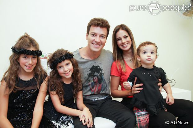 Rodrigo Faro vive cercado por mulheres em casa. Casado com a apresentadora Vera Viel, Rodrigo é pai de Clara, Maria e Helena. Em entrevista à revista 'Caras' ele contou: 'É a melhor coisa do mundo. Na maioria das vezes, sou o servo delas, mas também sou o rei, todas cuidam de mim'
