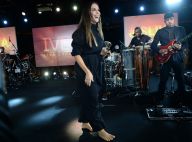 Ivete Sangalo se apresenta descalça, ganha prêmio e agita famosos em pocket show