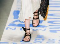 10 looks com tênis e sandálias rasteiras para inspirar as produções de verão