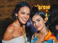 Bruna Marquezine usa biquíni azul em praia no Rio com Manu Gavassi. Fotos!