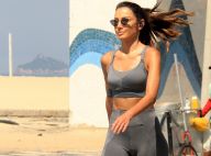 Com look fitness, Patricia Poeta caminha na orla do Rio e mostra boa forma