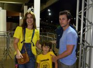 Carolina Dieckmann assiste a jogo de basquete com o marido e o filho José