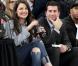 Katie Holmes, acompanhada, assiste a jogo de basquete em Nova YorK e se diverte
