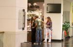 Giovanna Antonelli é fotografada aos beijos com o marido, Leonardo Nogueira