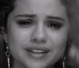 Selena Gomez chora no clipe 'The Heart Wants What It Wants'